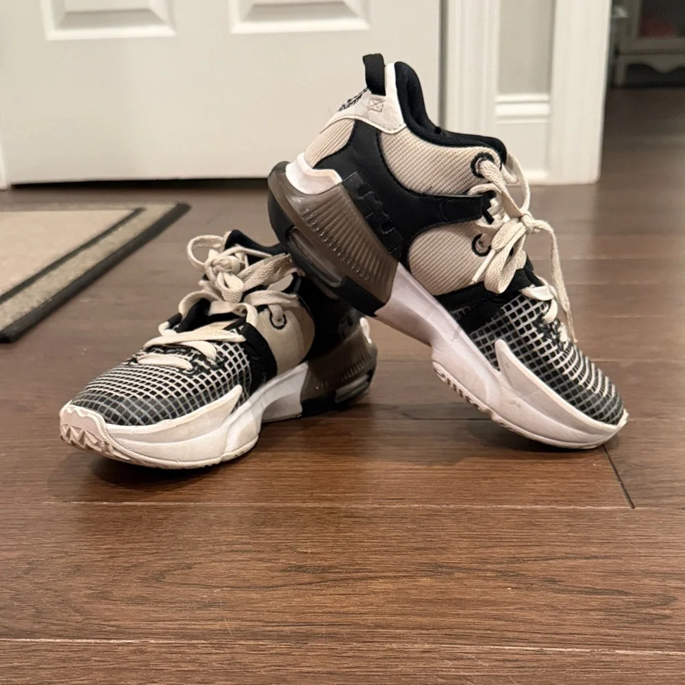 Nike LeBron Witness 7 GS 'White Black' DQ8650-100 YOUTH Sz 4Y C1-033